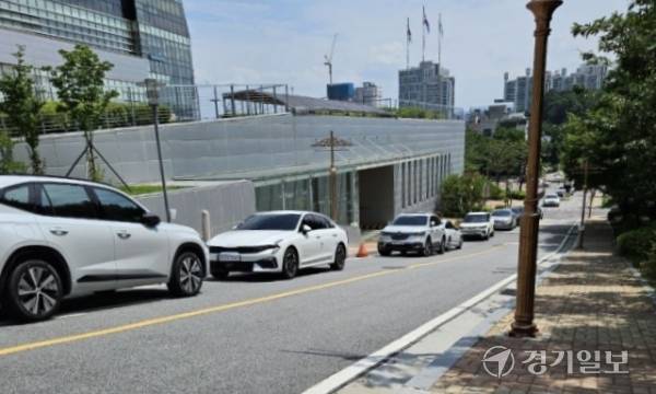 구리시 교문동 시청에 주차공간 태부족으로 민원인들이 시청 인근 도로에 무분별하게 주차하고 있다. 권순명기자