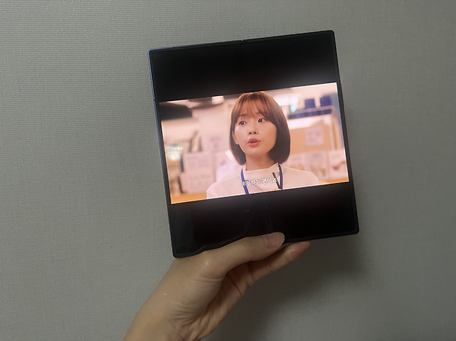 넓은 화면이라 자막이 있는 유튜브 영상을 볼 때 가독성이 좋다. [사진=안서진 기자]