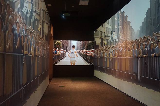 1947년 보스턴 마라톤에서 우승하며 해방 후 세계에 '한국(Korea)'을 알린 서윤복 선수의 뛰는 모습을 AI 영상으로 재현한 모습. 국립중앙박물관