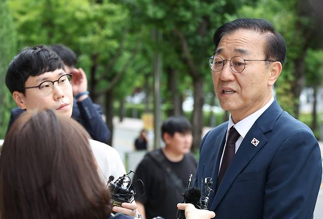 김윤덕 국토교통부 장관 후보자가 지난 15일 정부과천청사에 마련된 인사청문회 준비 사무실로 첫 출근하며 취재진 질문에 답하고 있다. [연합뉴스]