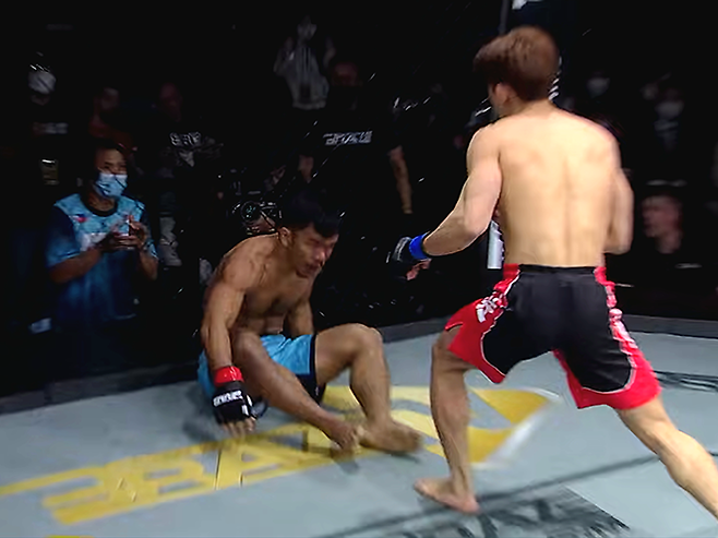 오호택이 2022년 4월 브레이브CF 58에서 UFC 4경기 출신 롤란도 디를 때려눕힌 다음 후속 공격을 위해 거리를 좁히고 있다. 사진=BRAVE Combat Federation