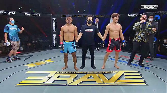 오호택이 2022년 4월 브레이브CF 58 주심으로부터 UFC 4경기 출신 롤란도 디를 이겼다는 승리 선언을 받기 전 미소 짓고 있다. 사진=BRAVE Combat Federation