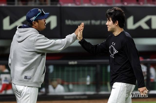 이호준 감독과 박민우. 사진=NC 제공
