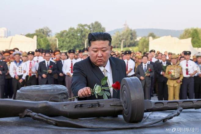 북한 노동당 기관지 노동신문은 27일 "경애하는 김정은 동지께서 전승 72돌에 즈음하여 7월 26일 조국해방전쟁(한국전쟁) 참전열사묘를 찾았다"라고 보도했다. / 사진=뉴스1(노동신문)