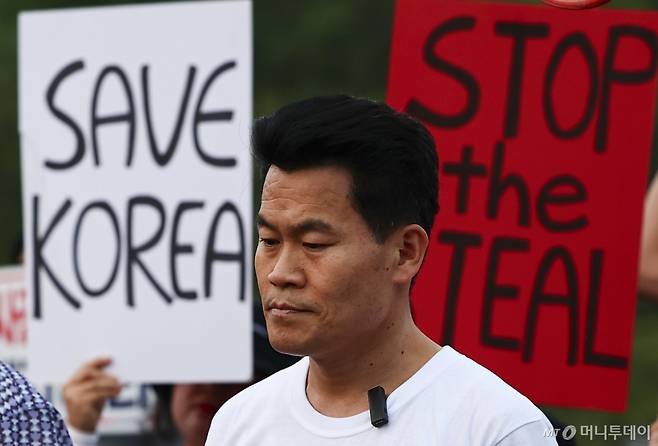 [과천=뉴시스] 김근수 기자 = 한국사 강사 전한길씨가 30일 경기도 과천 중앙선거관리위원회 청사 앞에서 공정선거 보장을 촉구하는 보수단체 집회에 참가하고 있다. 2025.05.30. ks@newsis.com /사진=김근수