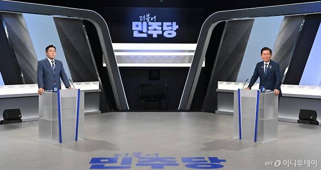[서울=뉴시스] 국회사진기자단 = 정청래(오른쪽), 박찬대 더불어민주당 당대표 후보가 27일 오후 서울 여의도 KBS 신관 공개홀에서 열린 TV토론회에 참석해 있다. 2025.07.27. photo@newsis.com /사진=김명년