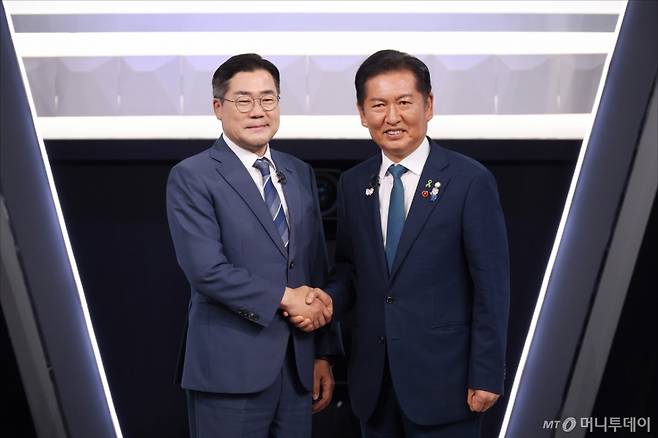 (서울=뉴스1) 국회사진기자단 = 박찬대(왼쪽), 정청래 더불어민주당 당대표 후보가 27일 오후 서울 여의도 KBS 신관 공개홀에서 TV토론회 시작 전 악수를 하며 포즈를 취하고 있다. 2025.7.27/뉴스1  Copyright (C) 뉴스1. All rights reserved. 무단 전재 및 재배포,  AI학습 이용 금지. /사진=(서울=뉴스1) 국회사진기자단