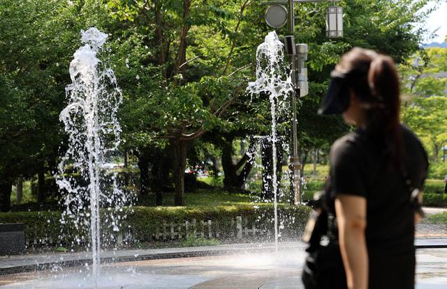 폭염 특보가 내려진 25일 전북 전주시 마전숲공원에서 분수가 작동하고 있다. 연합뉴스