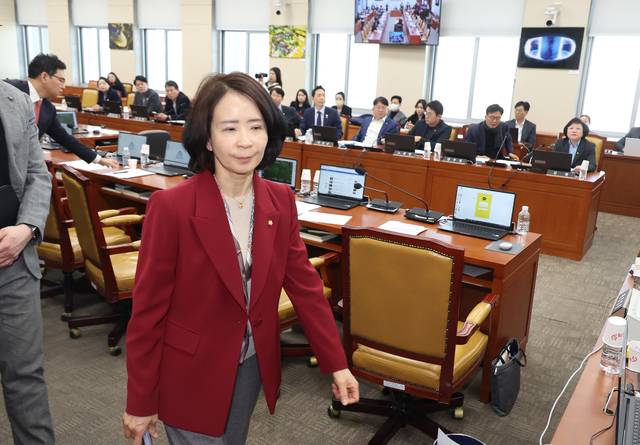 최수진 국민의힘 원내대변인이 지난 3월 11일 서울 여의도 국회에서 열린 제423회 국회(임시회) 과학기술정보방송통신위원회 제2차 전체회의에서 류희림 방송통신심의위원장 현안질의 불출석 증인 고발의 건이 상정되자 회의장을 나가고 있다. 뉴시스