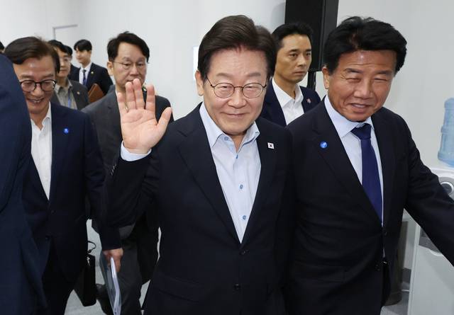 이재명 대통령이 25일 부산 부경대에서 열린 타운홀미팅 ‘부산의 마음을 듣다’ 간담회를 마친 뒤 행사장을 떠나며 시민들을 향해 인사하고 있다. 연합뉴스