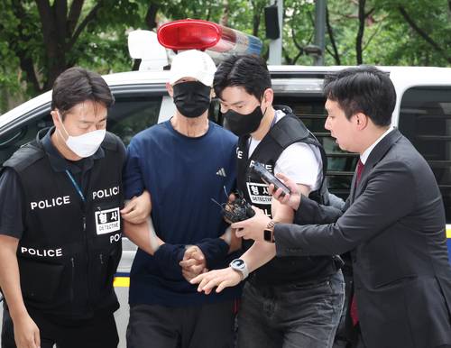 서울 지하철 5호선 열차 안에 불을 지른 60대 남성이 2일 영장실질심사를 위해 서울 양천구 서울남부지법에 출석하고 있다. 연합뉴스