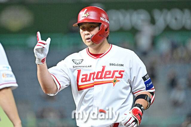 8일 인천 SSG랜더스필드에서 열린 '2025 신한 SOL BANK KBO리그' KT 위즈와 SSG랜더스 경기. SSG 최정이 6회말 선두타자로 나와 안타를 친 후 기뻐하고 있다./마이데일리