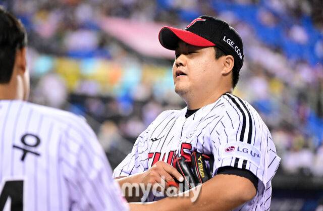 2025년 7월 10일 오후 서울 잠실구장에서 '2025 신한 SOL뱅크 KBO 리그' 키움 히어로즈와 LG 트윈스의 경기. LG 장현식이 7회초 무실점으로 막은 뒤 더그아웃으로 들어가고 있다./마이데일리