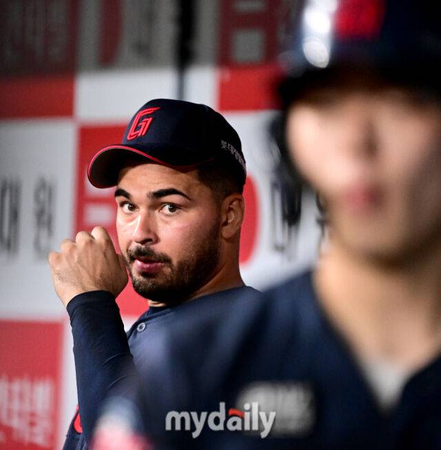 2025년 7월 24일 오후 서울 고척스카이돔에서 열린 '2025 신한 SOL뱅크 KBO 리그' 롯데 자이언츠와 키움 히어로즈의 경기. 롯데 선발투수 감보아가 7이닝 무실점 투구를 한 뒤 더그아웃에서 카메라를 보고 있다./마이데일리