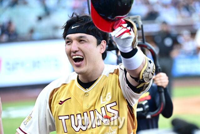 12일 대전 한화생명 볼파크 야구장에서 열린 '2025 신한 SOL뱅크 KBO 올스타' 드림 올스타(삼성·두산·KT·SSG·롯데) - 나눔 올스타(KIA·LG·한화·NC·키움) 경기. 나눔 박동원이 1회말 2사 2루에 투런포를 친 후 기뻐하고 있다./마이데일리