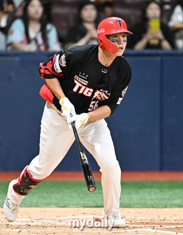 25일 오후 서울 고척동 고척스카이돔에서 진행된 '2025 프로야구 KBO리그' 키움히어로즈와 KIA타이거즈의 경기. 기아 오선우가 4회초 무사 1루서 2루타를 터뜨리고 있다./마이데일리