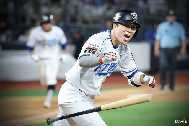 끝내기 밀어내기 볼넷을 얻어낸 허경민./KT 위즈