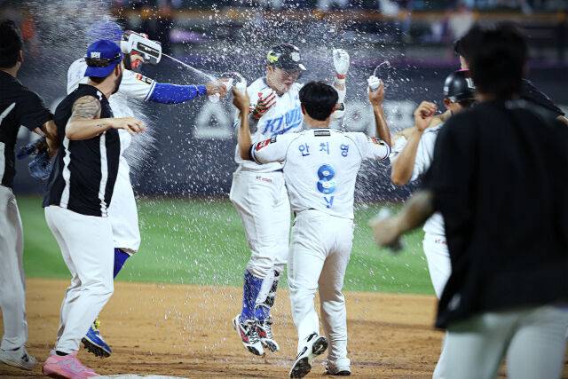 끝내기 밀어내기 볼넷을 얻어낸 허경민./KT 위즈