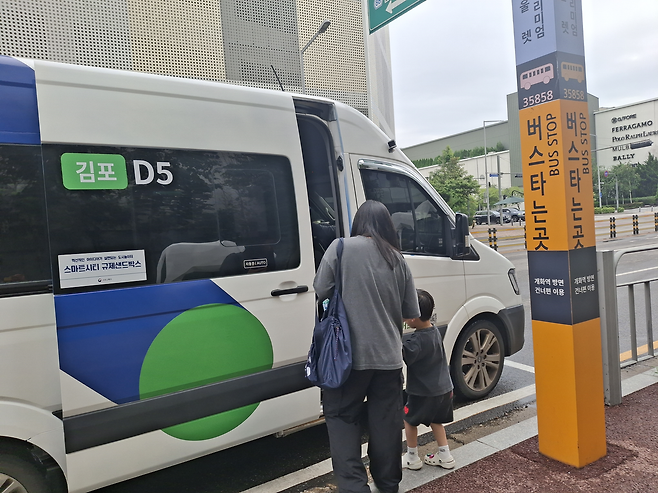 무더위가 수도권을 강타한 지난 18일 한 여성 승객이 아이와 함께 김포현대프리미엄아울렛에서 김포시내 방면으로 가는 ‘똑버스’에 탑승하고 있다. 김포=김성우 기자
