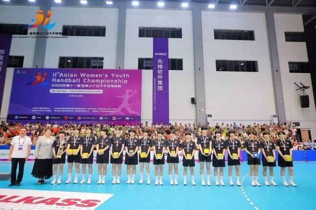 U-17 아시아 여자 핸드볼선수권에서 3위에 오른 한국 선수단. [연합]