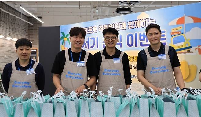 지난 23일 에코프로 포항캠퍼스에서 진행된 간식 지원 이벤트에 참여한 직원위원들이 기념 촬영을 하고 있다. [에코프로 제공]