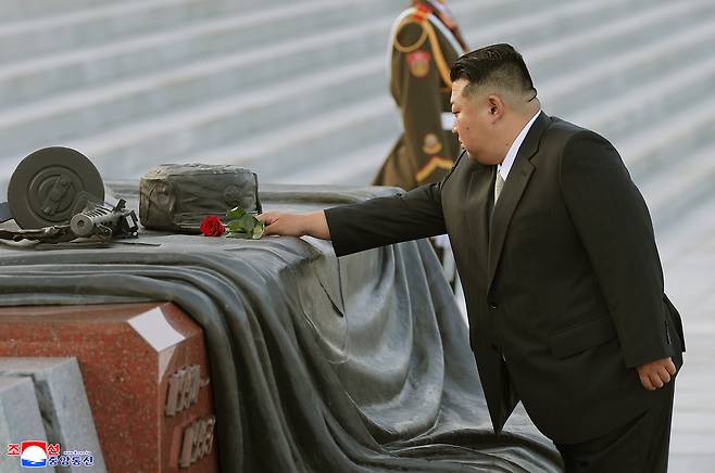 김정은 북한 국무위원장이 조국해방전쟁승리 72주년을 맞아 지난 26일 전쟁노병들과 함께 조국해방전쟁참전열사묘를 찾았다고 조선중앙통신이 27일 보도했다. [연합]