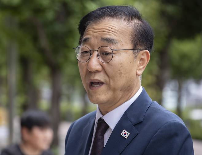 김윤덕 국토교통부 장관 후보자가 15일 정부과천청사에 마련된 인사청문회 준비 사무실로 첫 출근하다 취재진과 만나 인터뷰하고 있다.[연합]