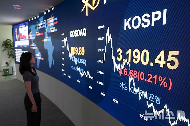 [서울=뉴시스] 김명년 기자 = 사진은 지난 24일 오후 서울 여의도 KB국민은행 스마트딜링룸에서 딜러들이 업무를 보고 있는 모습. 2025.07.24. kmn@newsis.com