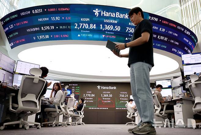 [서울=뉴시스] 김진아 기자 = 사진은 지난달  4일 서울 중구 하나은행 딜링룸에서 딜러들이 업무를 보고 있는 모습. 2025.06.04. bluesoda@newsis.com