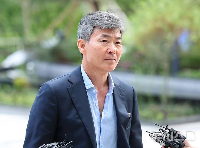 [서울=뉴시스] 최진석 기자 = 이종호 전 블랙펄인베스트 대표가 23일 서울 종로구 김건희 특검팀(특별검사 민중기)으로 소환 조사에 출석하고 있다. 2025.07.23. myjs@newsis.com