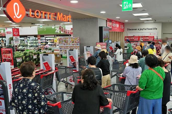 [서울=뉴시스]지난 5일 롯데레드페스티벌을 맞아 서울시 노원구에 위치한 롯데마트 중계점 입구에서 매장 오픈을 대기하는 고객의 모습이다.(사진=롯데마트 제공)  *재판매 및 DB 금지