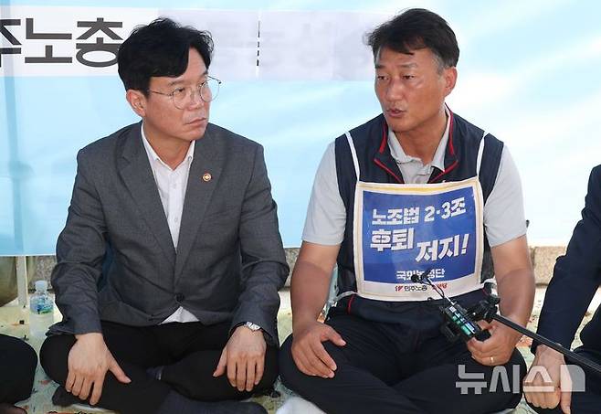 [서울=뉴시스] 조성봉 기자 = 김영훈(왼쪽) 고용노동부 장관이 지난 25일 오후 서울 여의도 국회 본청 앞에서 '노조법 2.3조 즉각 개정’을 촉구하며 농성중인 양경수 민주노총 위원장의 발언을 경청하고 있다. 2025.07.25. suncho21@newsis.com