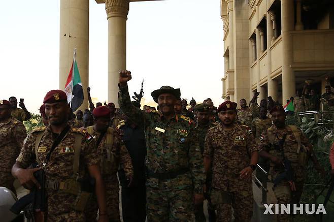 [ 하르툼(수단)=신화/뉴시스] 압델 파타 알 부르한 RSF군 사령관이 지난 해 3월 26일 수도 하르툼의 대통령궁에 입성하는 장면. 그는 수도 하르툼을 해방시켰다며 점령사실을 공식 발표했다고 수단TV가 보도했다. 2025. 07.25.
