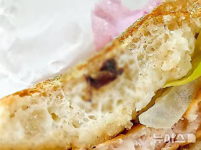 중국 남부 광둥성 광저우(廣州)의 한 패스트푸드 체인점 햄버거에서 바퀴벌레가 나왔다는 주장이 제기돼 논란이 일고 있다. 관련 영상은 소셜미디어(SNS)에 공유돼 화제가 됐다. 출처 :  @baidu *재판매 및 DB 금지