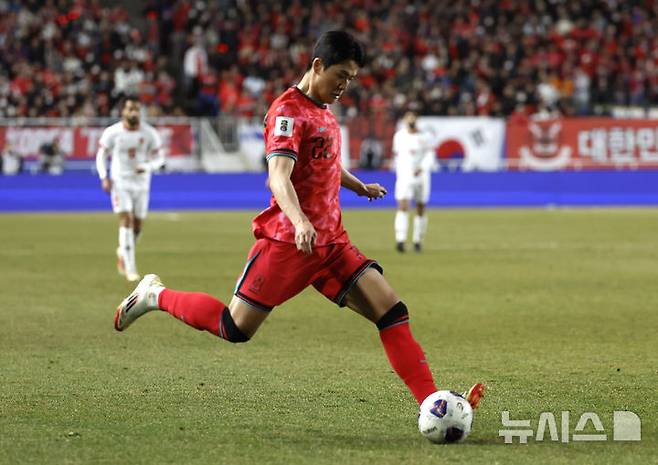 [수원=뉴시스] 정병혁 기자 = 25일 경기 수원시 수원월드컵경기장에서 열린 2026 국제축구연맹(FIFA) 북중미 월드컵 아시아 지역 3차 예선 B조 8차전 대한민국과 요르단의 경기, 대한민국 설영우가 상대를 피해 슛하고 있다. 2025.03.25. jhope@newsis.com