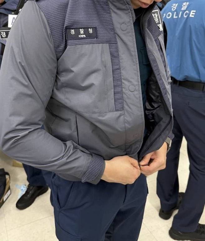 [서울=뉴시스] 경찰이 창경 80주년을 맞아 제작 중인 신형 근무복 시제품 착용 사진이 온라인상에 공개되면서 논란이 일고 있다. (사진 = 블라인드 캡처) 2025.07.27. *재판매 및 DB 금지