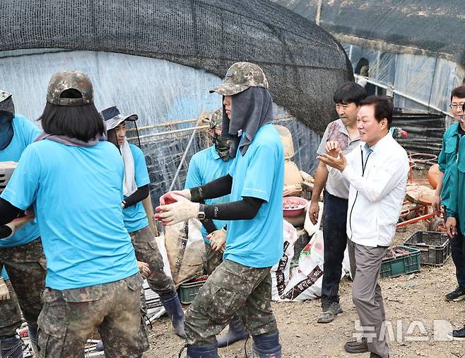 [산청=뉴시스]박완수 경남도지사가 지난 26일 산청군 사정마을 딸기 모종 하우스 피해 복구에 투입된 공군 제3훈련비행단 소속 장병들을 격려하고 있다.(사진=경남도 제공) 2025.07.27. photo@newsis.com