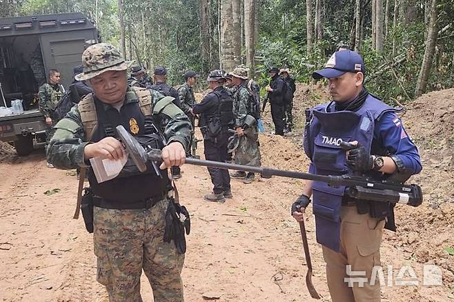 [우본라차타니=AP/뉴시스]태국 육군 소속 병사들이 지난 20일 국경 지대에서 지뢰를 탐지하는 모습. 2025.07.24.