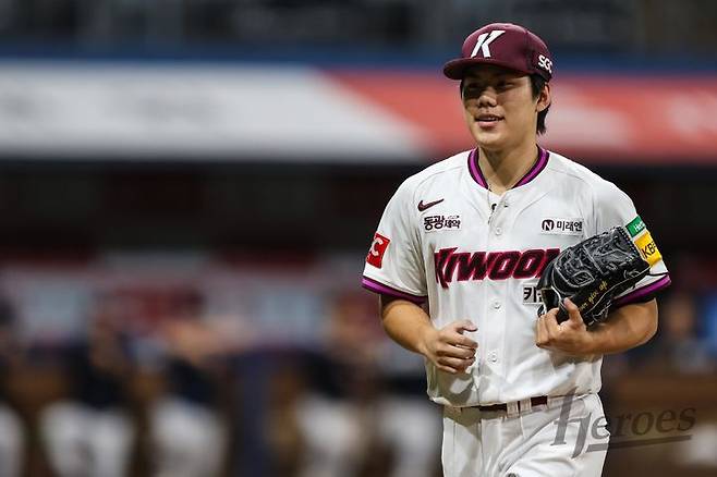 [서울=뉴시스] 프로야구 키움 히어로즈 김윤하가 10일 서울 고척스카이돔에서 열린 2025 신한 쏠뱅크 KBO리그 NC 다이노스와의 경기에 선발 등판해 투구를 마친 뒤 마운드를 내려가고 있다. (사진=키움 히어로즈 제공) 2025.06.10. *재판매 및 DB 금지