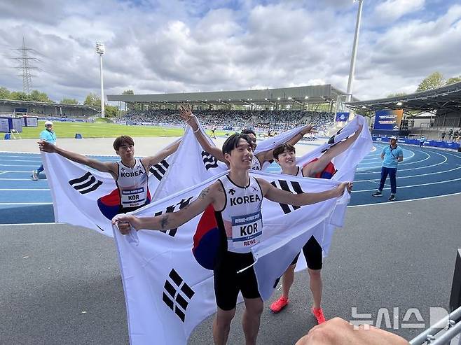 [서울=뉴시스]한국 육상 남자 400m 계주, 첫 하계U대회 우승 '38초50'. (사진=대한육상연맹 제공)