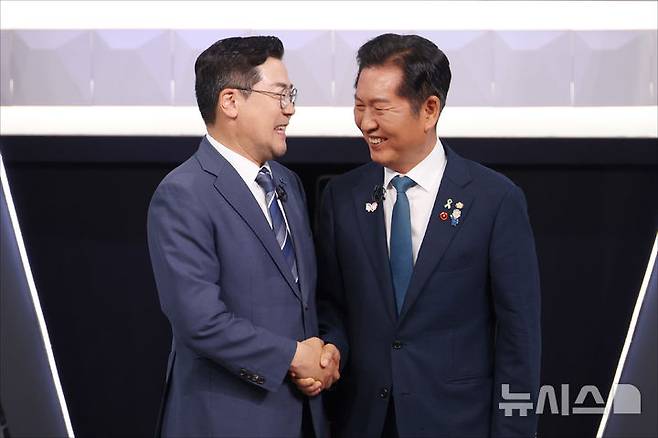 [서울=뉴시스] 국회사진기자단 = 정청래(오른쪽), 박찬대 더불어민주당 당대표 후보가 27일 오후 서울 여의도 KBS 신관 공개홀에서 TV토론회 시작 전 악수를 하며 포즈를 취하고 있다. 2025.07.27. photo@newsis.com