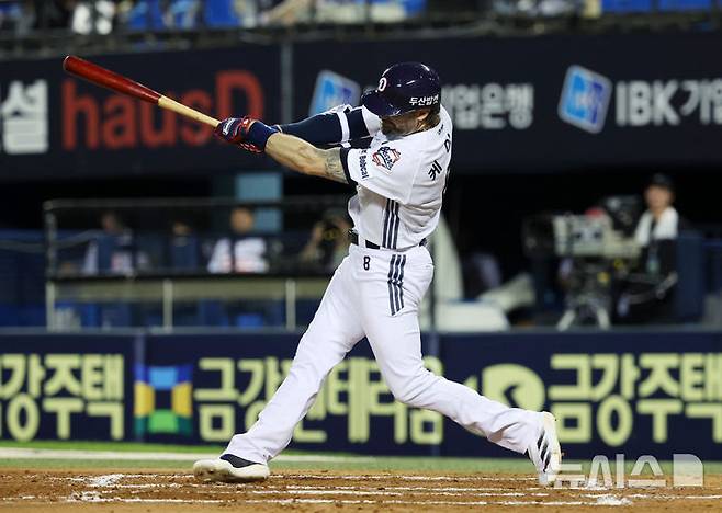 [서울=뉴시스] 조성우 기자 = 23일 서울 송파구 잠실야구장에서 열린 2025 KBO리그 한화 이글스와 두산 베어스의 경기, 두산 6회말 공격 선두타자 케이브가 안타를 때리며 출루하고 있다. 2025.07.23. xconfind@newsis.com