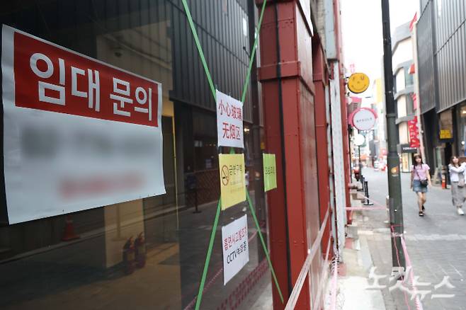 '임대안내' 안내문이 부착된 서울 명동거리 모습. 황진환 기자