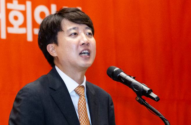 개혁신당 당 대표 선거에 단독 출마한 이준석 의원이 27일 국회의원회관 대회의실에서 열린 개혁신당 제2차 전당대회에서 정견 발표를 하고 있다. 연합뉴스