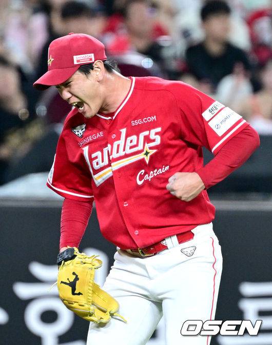 [OSEN=대전, 최규한 기자] 26일 대전 한화생명볼파크에서 ‘2025 신한 SOL Bank KBO리그’ 한화 이글스와 SSG 랜더스의 경기가 열렸다.홈팀 한화는 류현진, 방문팀 SSG는 김광현을 선발로 내세웠다.6회말 2사 3루 상황 한화 채은성을 내야 땅볼로 이끌며 이닝을 마무리지은 SSG 선발 김광현이 기뻐하고 있다. 2025.07.26 / dreamer@osen.co.kr