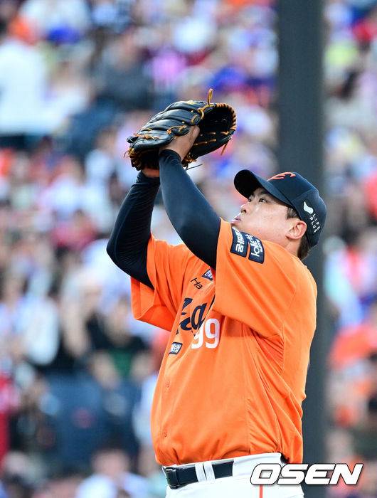 [OSEN=대전, 최규한 기자] 26일 대전 한화생명볼파크에서 ‘2025 신한 SOL Bank KBO리그’ 한화 이글스와 SSG 랜더스의 경기가 열렸다.홈팀 한화는 류현진, 방문팀 SSG는 김광현을 선발로 내세웠다.1회초 무사 만루 상황 SSG 김성욱에게 3타점 2루타를 내준 한화 선발 류현진이 아쉬워하고 있다. 2025.07.26 / dreamer@osen.co.kr