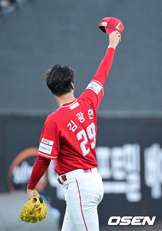 [OSEN=대전, 최규한 기자] 26일 대전 한화생명볼파크에서 ‘2025 신한 SOL Bank KBO리그’ 한화 이글스와 SSG 랜더스의 경기가 열렸다.홈팀 한화는 류현진, 방문팀 SSG는 김광현을 선발로 내세웠다.3회말 1사 주자없는 상황 한화 심우준의 외야 뜬공 때 SSG 선발 김광현이 좌익수 에레디아의 좋은 수비에 인사를 전하고 있다. 2025.07.26 / dreamer@osen.co.kr
