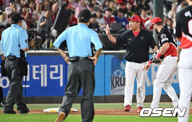 [OSEN=부산, 이석우 기자] 26일 부산 사직야구장에서 2025 신한 SOL 뱅크 KBO 리그 롯데 자이언츠와 KIA 타이거즈의 경기가 열렸다. 홈팀 롯데는 이민석이, 방문팀 KIA는 이의리가 선발 출전했다.KIA 타이거즈 이범호 감독이 6회말 무사 1루 고승민의 포수 왼쪽 번트 안타때 3루에서 KIA 타이거즈 위즈덤의 주루 방해로 비디오 판독을 한 후에도 롯데 자이언츠 황성빈의 세이프 판정에 항의하고 있다. 2025.07.26 / foto0307@osen.co.kr
