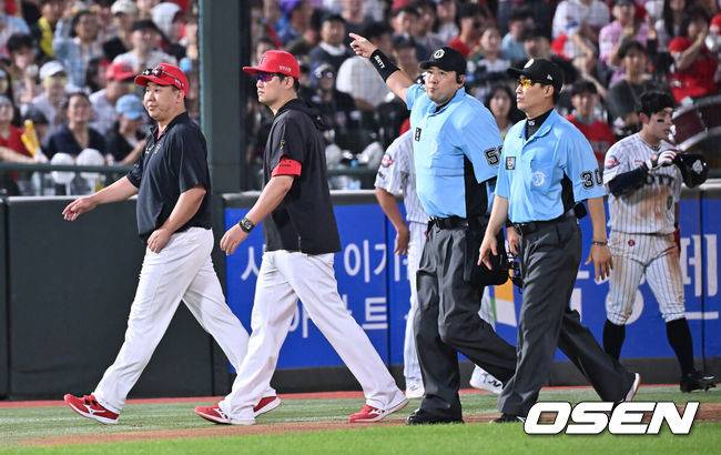 [OSEN=부산, 이석우 기자] 26일 부산 사직야구장에서 2025 신한 SOL 뱅크 KBO 리그 롯데 자이언츠와 KIA 타이거즈의 경기가 열렸다. 홈팀 롯데는 이민석이, 방문팀 KIA는 이의리가 선발 출전했다.KIA 타이거즈 이범호 감독이 6회말 무사 1루 고승민의 포수 왼쪽 번트 안타때 3루에서 KIA 타이거즈 위즈덤의 주루 방해로 비디오 판독을 한 후에도 롯데 자이언츠 황성빈의 세이프 판정에 항의한 후 퇴장 당하고 있다. 2025.07.26 / foto0307@osen.co.kr