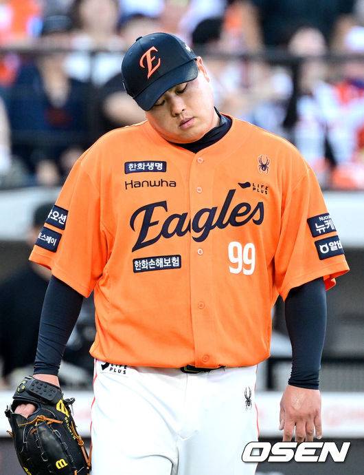 [OSEN=대전, 최규한 기자] 26일 대전 한화생명볼파크에서 ‘2025 신한 SOL Bank KBO리그’ 한화 이글스와 SSG 랜더스의 경기가 열렸다.홈팀 한화는 류현진, 방문팀 SSG는 김광현을 선발로 내세웠다.1회초 무사 만루 상황 SSG 김성욱에게 3타점 2루타를 내준 한화 선발 류현진이 아쉬워하고 있다. 2025.07.26 / dreamer@osen.co.kr